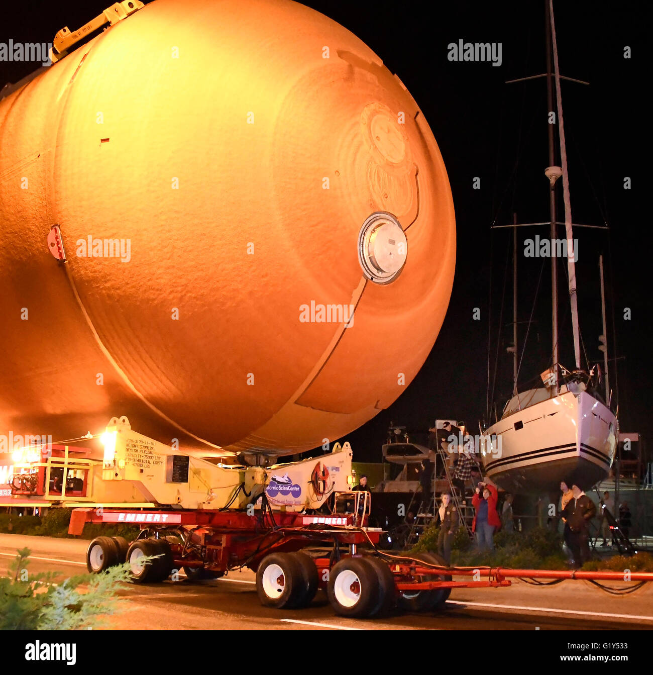 Marina Del Ray CA. 21 mai, 2016. Réservoir de carburant de la navette spatiale ET-94 êtres humains 16 mile de long se déplacer à 12:01 am tôt samedi matin. Le réservoir se déplace à 5 km/h et le trajet prendra environ 13-18 heures comme il fait son chemin à travers Los Angeles et arrivera au California Science Center autour de 7-8 heures le samedi après-midi. Photo par Gene Blevins/LA Daily News/ZumaPress. Credit : Gene Blevins/ZUMA/Alamy Fil Live News Banque D'Images