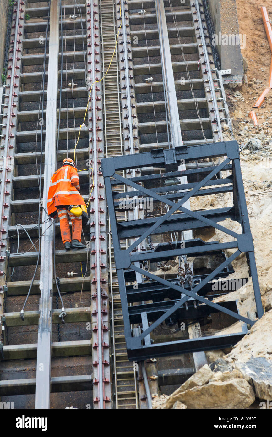 Bournemouth, Dorset, UK 21 mai 2016. Descente en rappel d'un travail d'équipe pour libérer le funiculaire édouardien ascenseurs. celle qui a été endommagé dans le glissement à l'East Cliff qui s'est passé le 24 avril. Credit : Carolyn Jenkins/Alamy Live News Banque D'Images