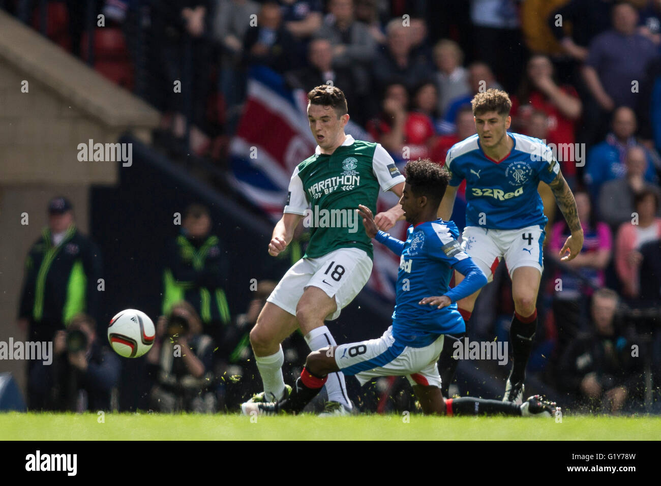 Hamden Park, Glasgow, Ecosse. 21 mai, 2016. Scottish Cup Final. Rangers contre Hibernian. Rangers Gedion Zelalem(8) s'attaquer à l'Hibernian de John McGinn (18) Credit : Action Plus Sport/Alamy Live News Banque D'Images