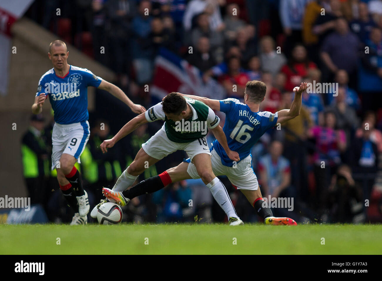 Hamden Park, Glasgow, Ecosse. 21 mai, 2016. Scottish Cup Final. Rangers contre Hibernian. L'Hibernian John McGinn (18) se bat pour conserver la possession du ballon contre Rangers Andy Halliday (16) et les Rangers Kenny Miller (9) Crédit : Action Plus Sport/Alamy Live News Banque D'Images