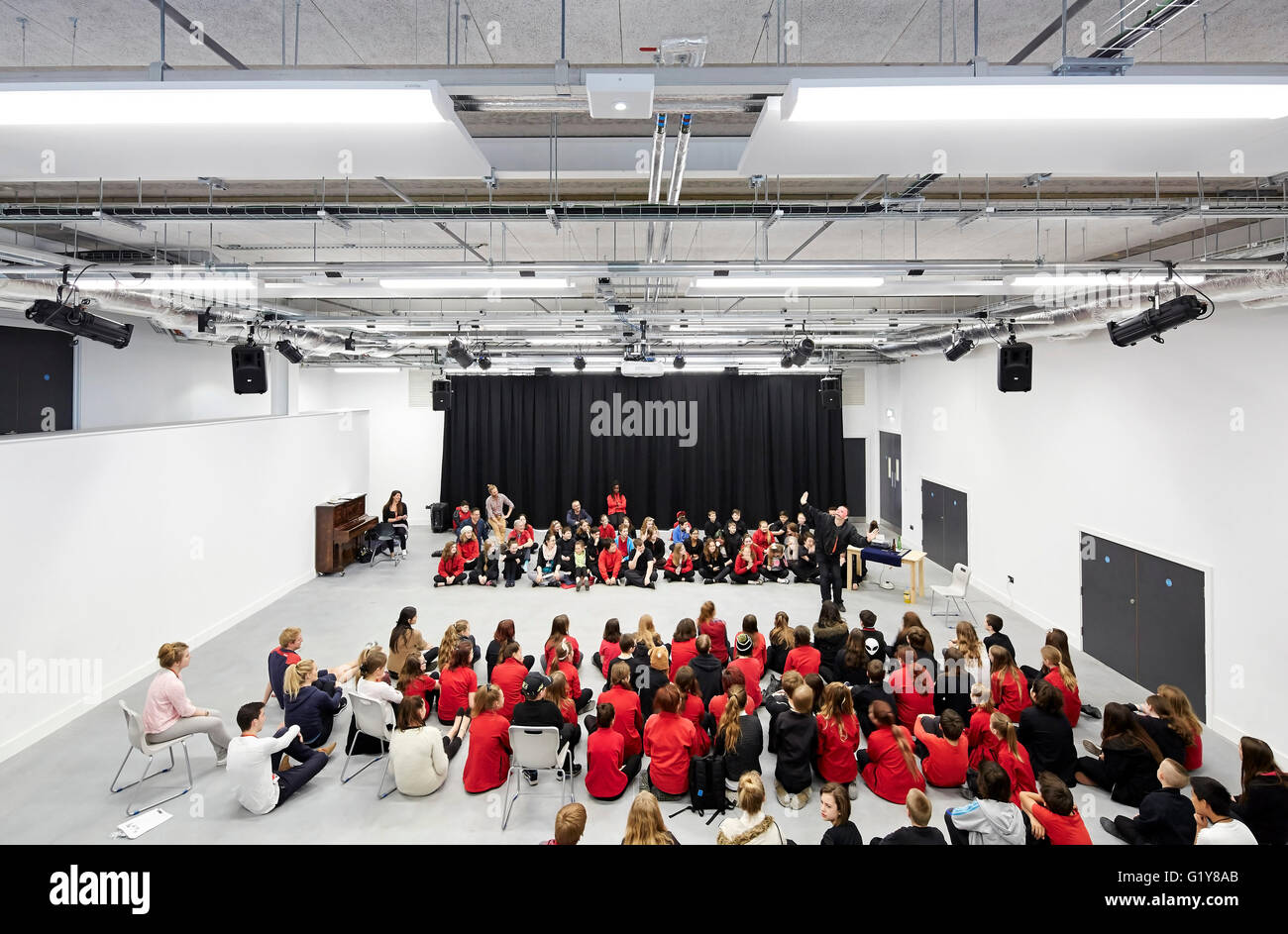 Music hall multifonctionnel. L'École d'art créatif de Plymouth, Plymouth, Royaume-Uni. Architecte : Feilden Clegg Bradley Studios s.r.l., 2015. Banque D'Images