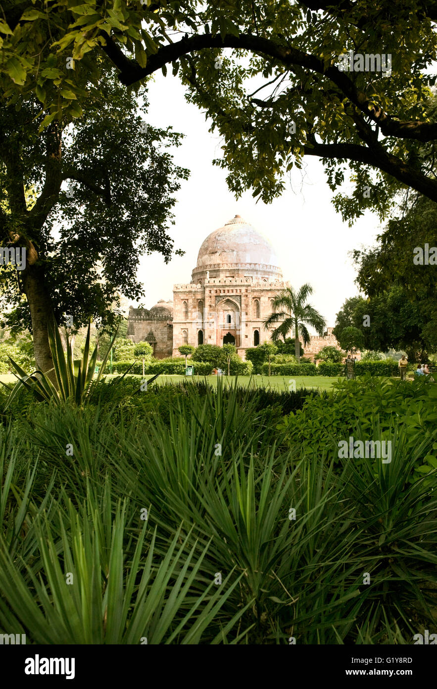 Le Bara-Gumbad tombeau est l'un des deux carrés-plan tombeaux à Lodi Gardens, New Delhi, Inde. Banque D'Images