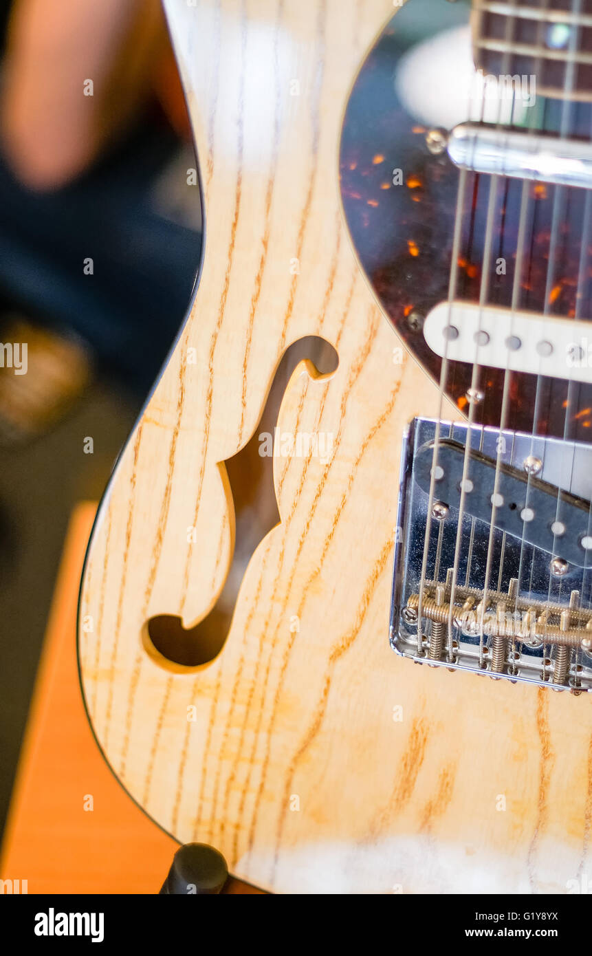 Fini naturel f-trous de guitare électrique Banque D'Images