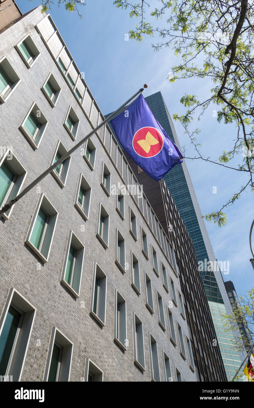 Drapeau de l'ANASE sur les façades de bâtiments, la Première Avenue, NYC Banque D'Images