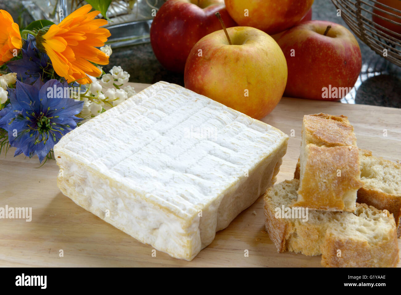 Un plateau avec pont eveque du fromage avec du pain et des pommes Banque D'Images