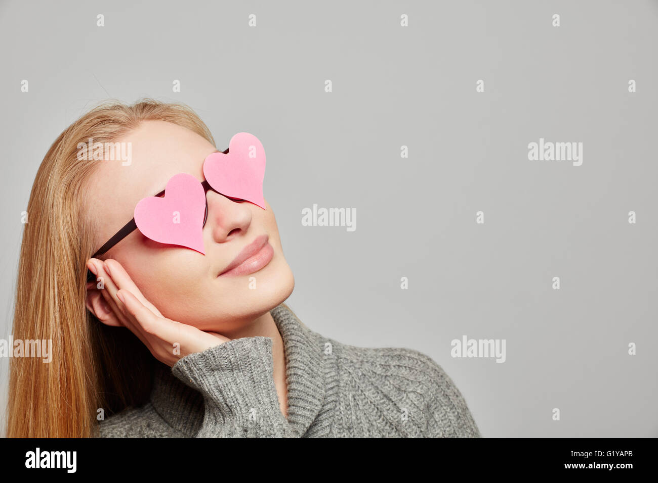Jeune femme à rêver avec des cœurs sur ses yeux jusqu'à Banque D'Images