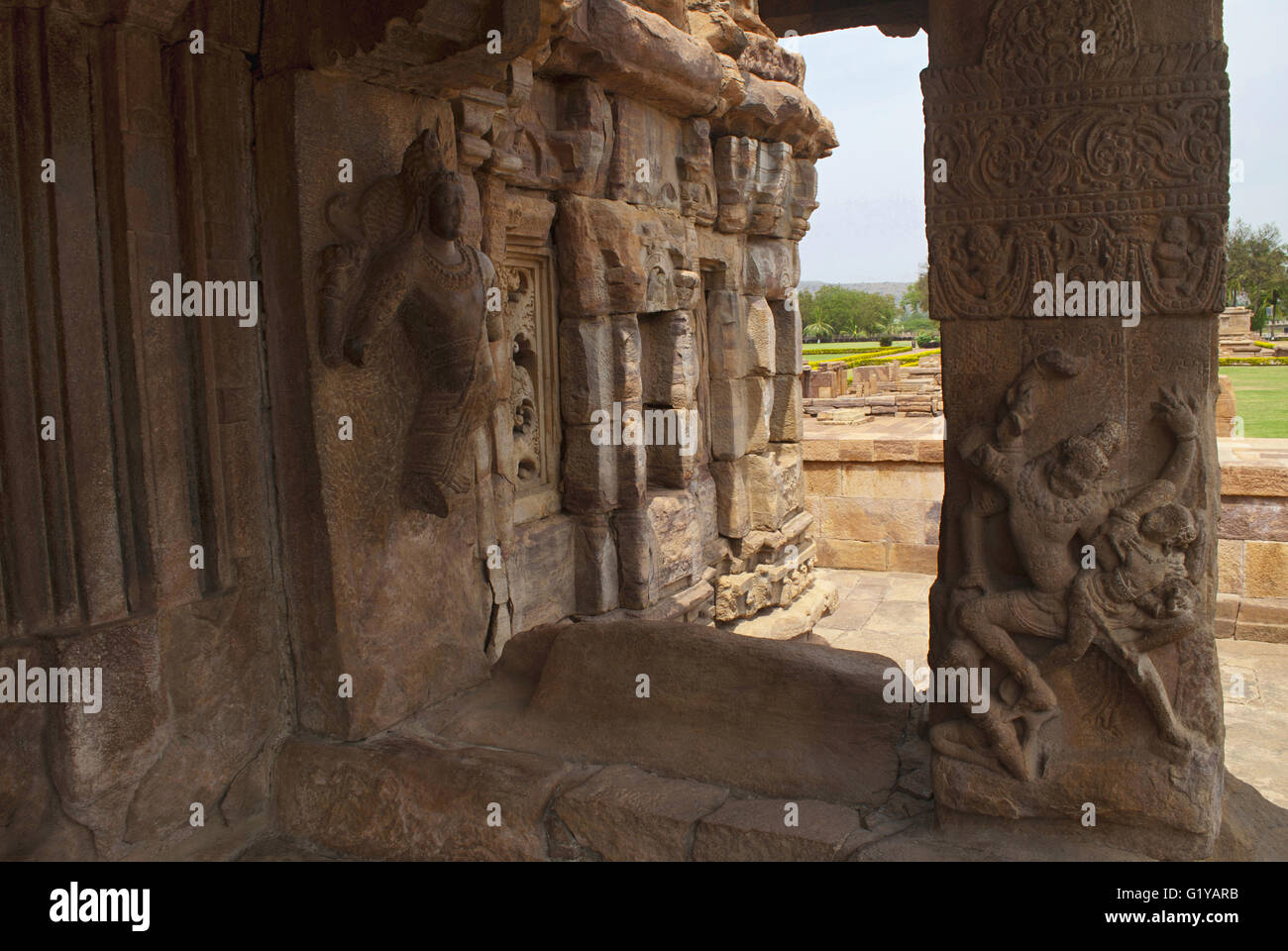 Saiva-dvara-pala et la sculpture de l'Ugra, Narsimha sur un pilier de l'est de mukha mandapa, Mallikarjuna, Temple Pattadakal, Karnataka, Inde Banque D'Images