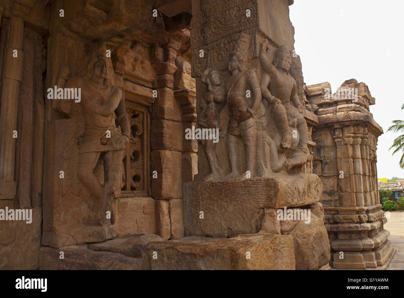 Les figures de Dvarapala Shiva et Parvati, le nord de mukha mandapa, Mallikarjuna Temple, Temple Pattadakal Pattadakal, complexes, Karnataka, Inde Banque D'Images
