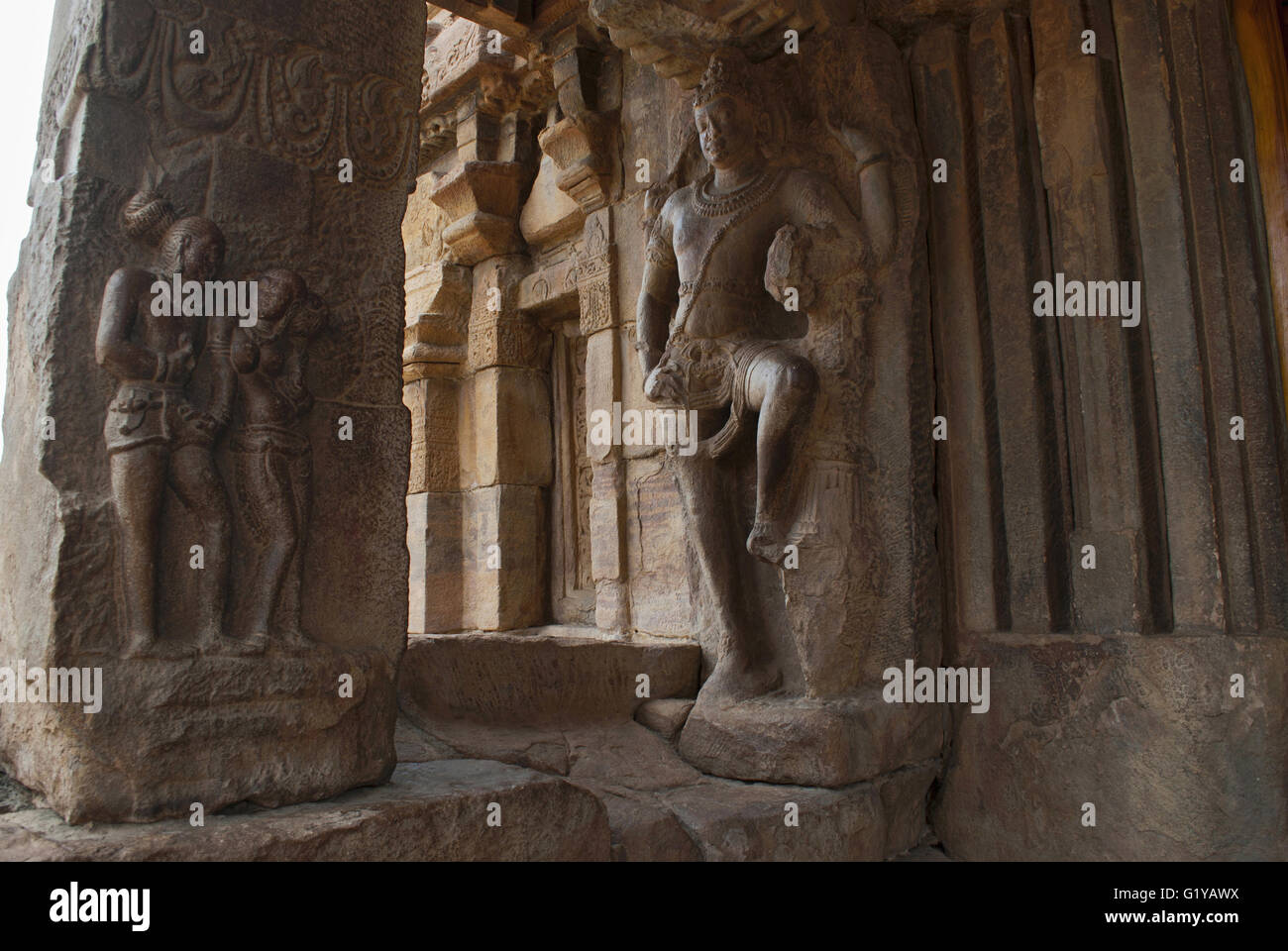 Mithuna (couple) et dampati dvarapala, Nord de mukha mandapa, Mallikarjuna Temple, Temple Pattadakal Pattadakal, complexes, Karnataka, Inde Banque D'Images