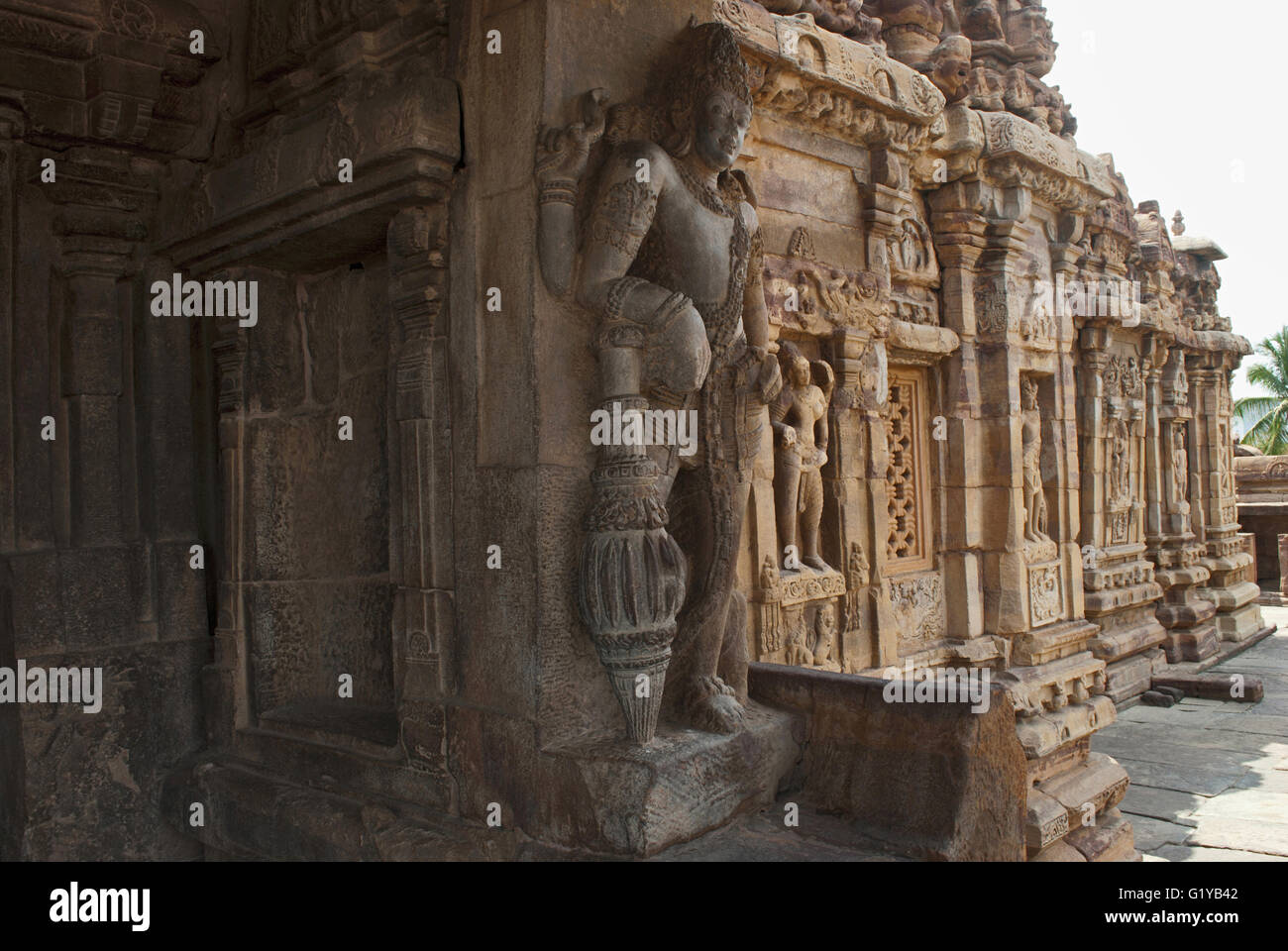 Dvarapala figures sculptées sur les piliers du nord de mukha mandapa et une partie du nord du mur, temple Virupaksha, Pattadakal Banque D'Images