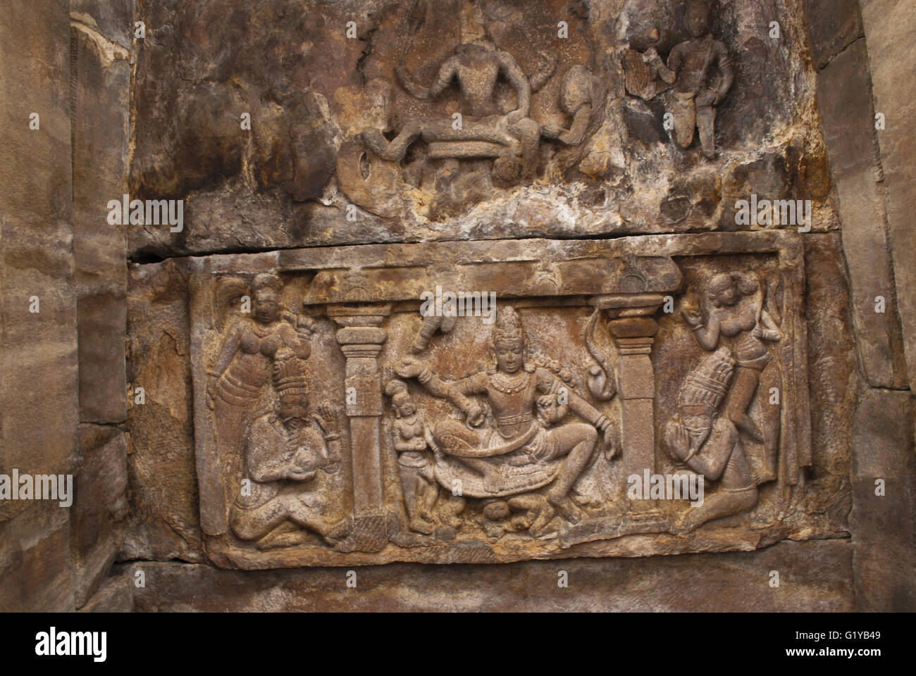 La figure de Shiva et d'autres êtres divins sur le plafond du nord de mukha mandapa, temple de Virupaksha, Pattadakal , Karnataka, Inde Banque D'Images