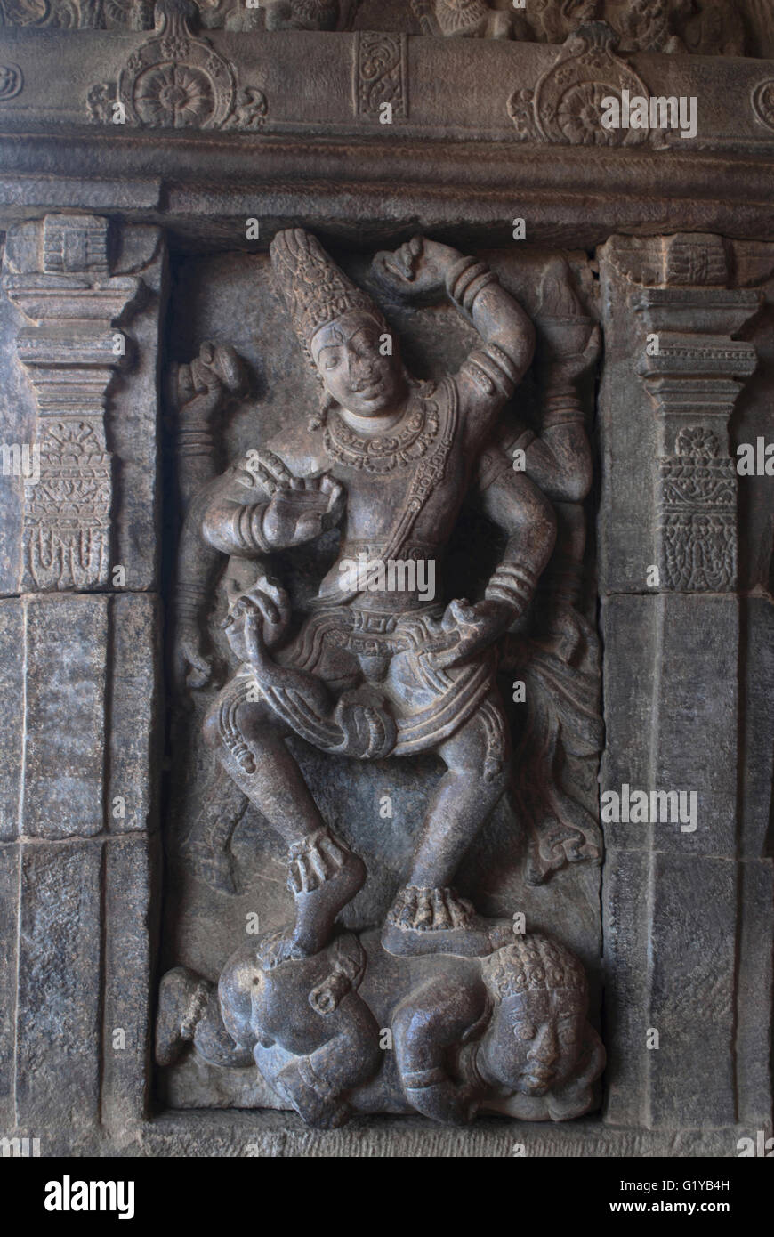Shiva dansant sur apasmara, la mort. Créneau sur le côté droit, dans le nord de mukha mandapa, temple de Virupaksha, Pattadakal, Karnataka, Inde Banque D'Images
