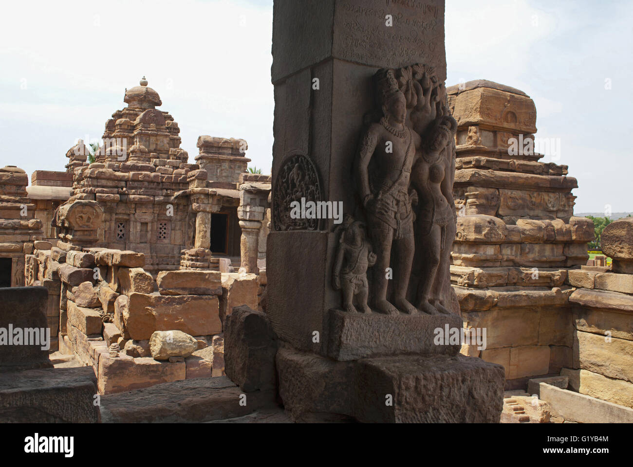 Figures sculptées de la charmante mithuna sur les piliers du nord de mukha mandapa, temple Virupaksha temple Pattadakal, complexe, P Banque D'Images