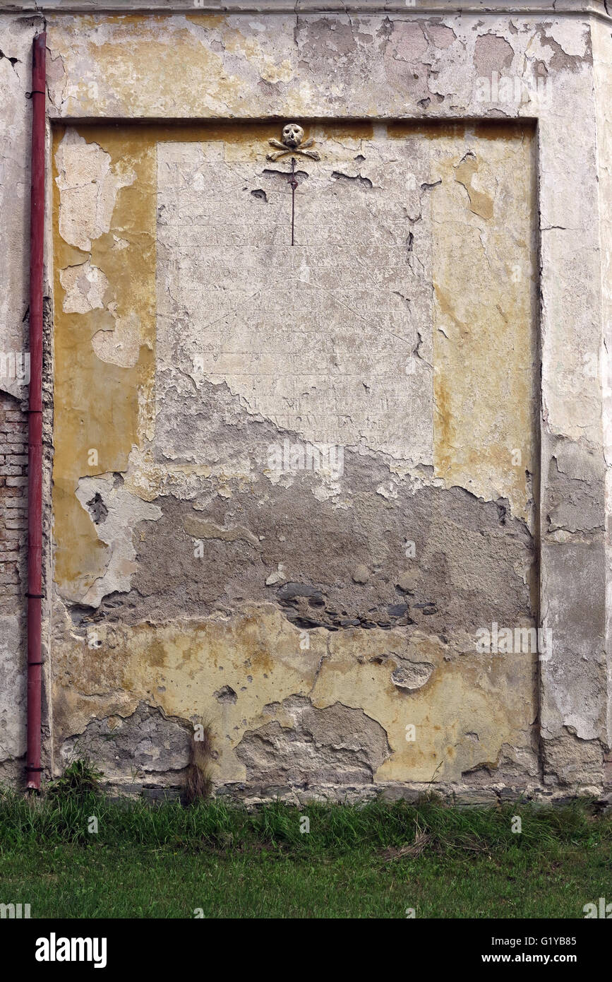 Ancien cadran solaire sur le mur de chapelle baroque Banque D'Images