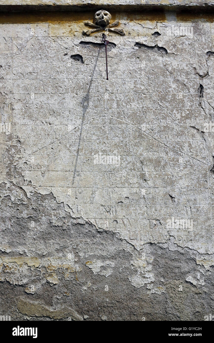 Ancien cadran solaire sur le mur de ruines de chapelle baroque Banque D'Images