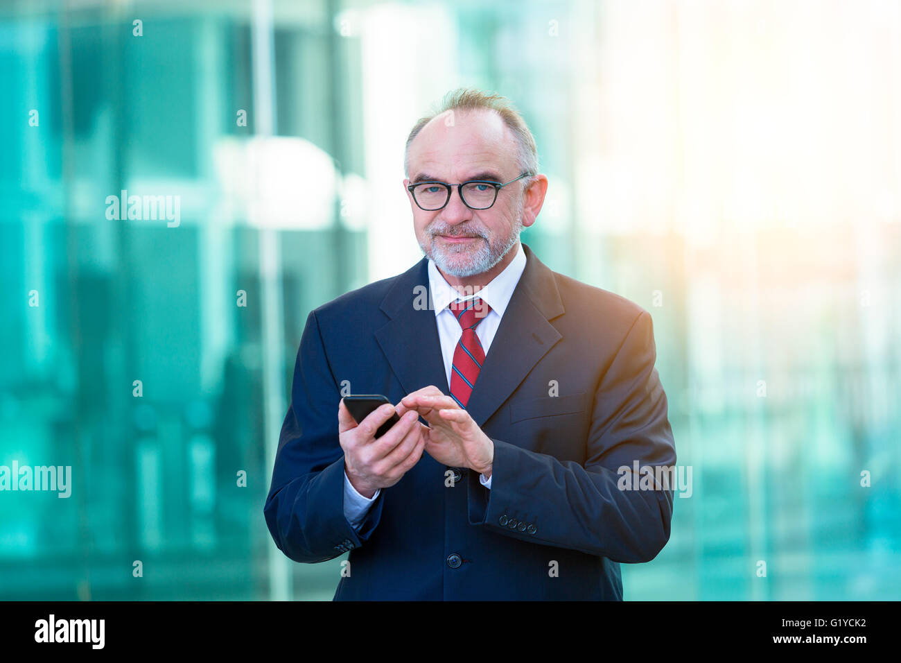 Businessman typing sur smartphone Banque D'Images