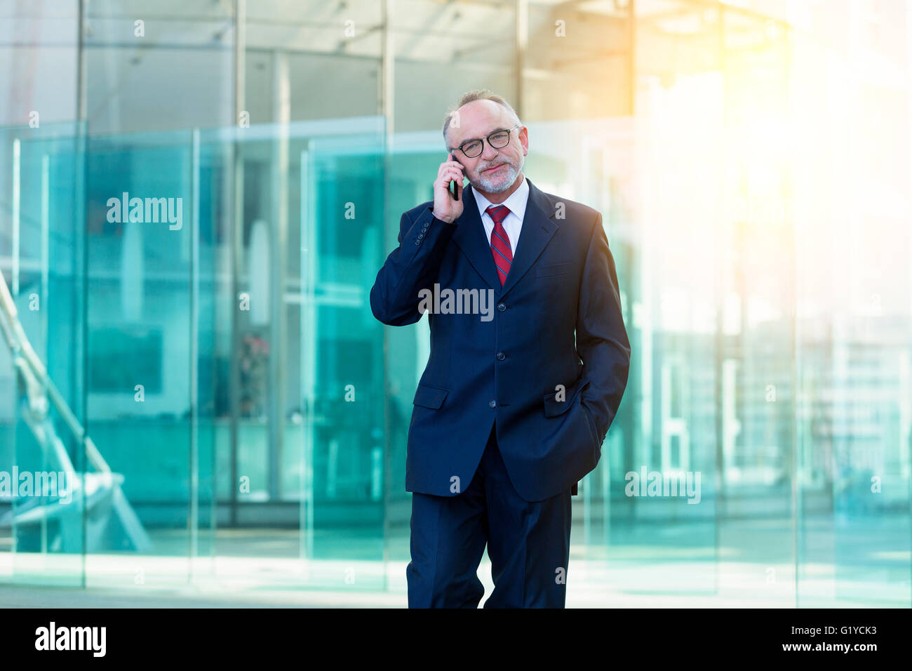 Businessman talking on mobile phone Banque D'Images