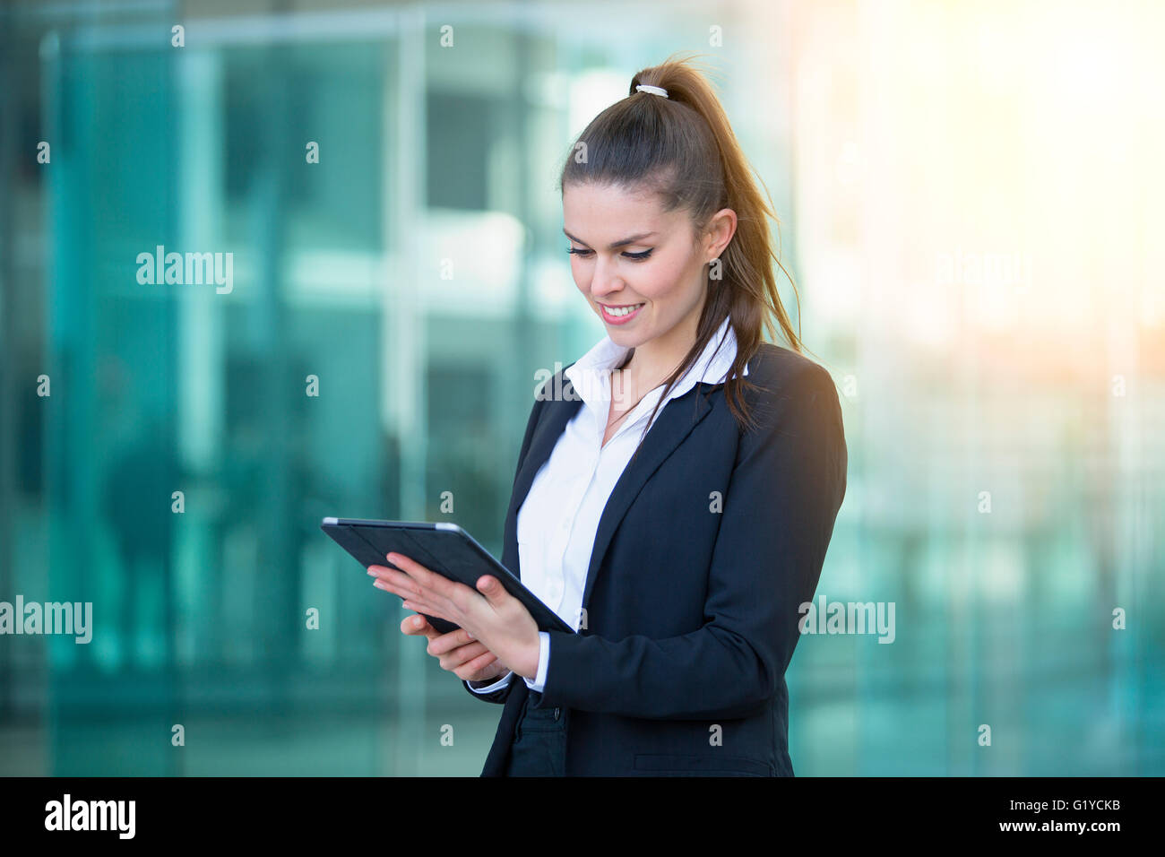 Businesswoman using a digital tablet Banque D'Images