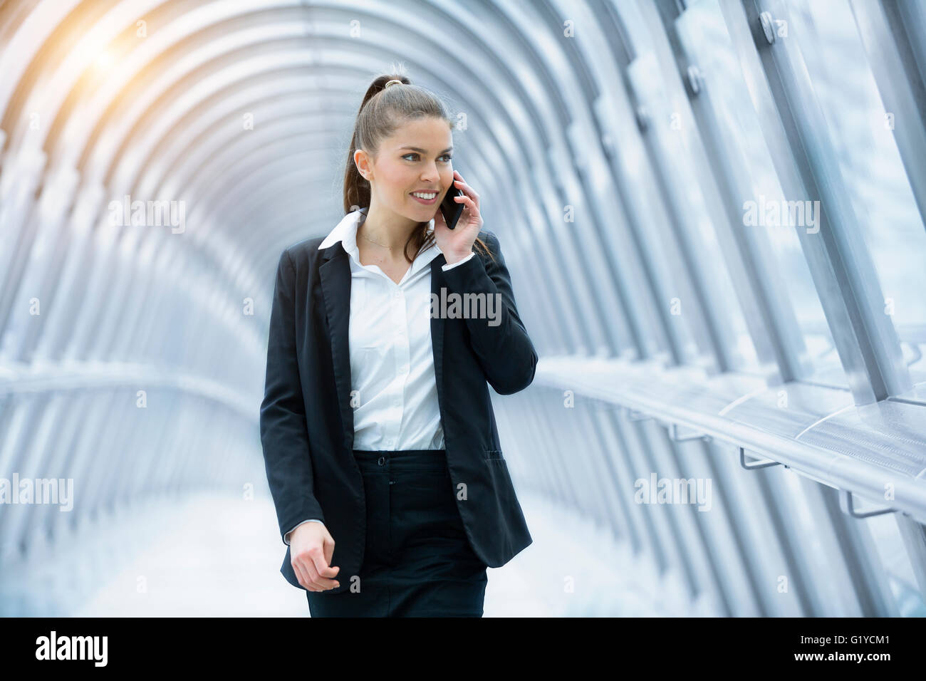 Businesswoman talking on mobile phone Banque D'Images