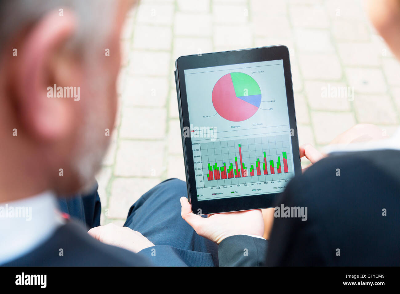 Les gens d'affaires l'analyse graphique sur tablet pc Banque D'Images