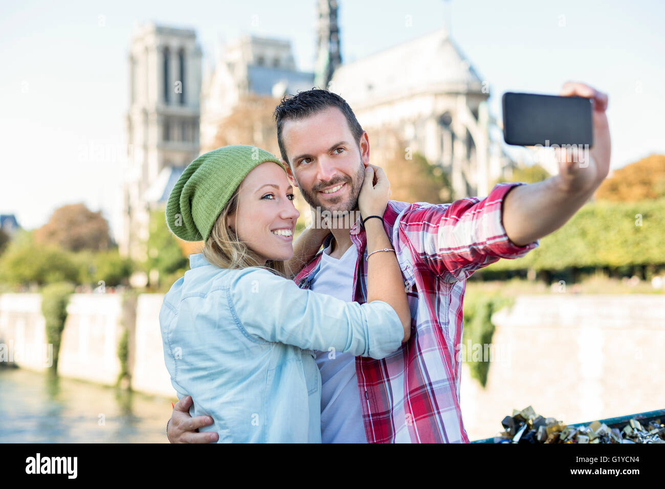 Jeune couple en visite à Paris Banque D'Images