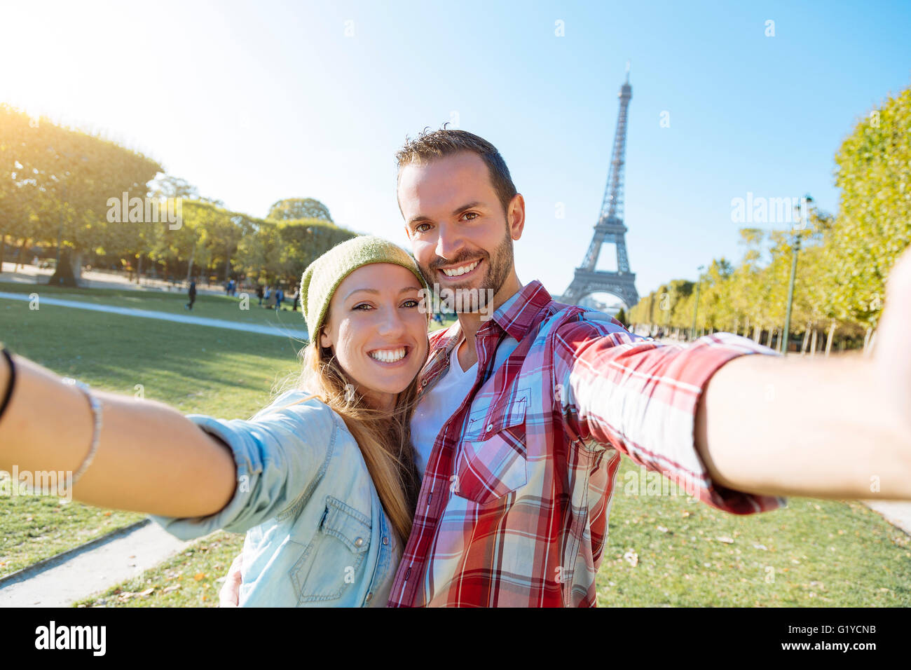 Jeune couple en visite à Paris Banque D'Images