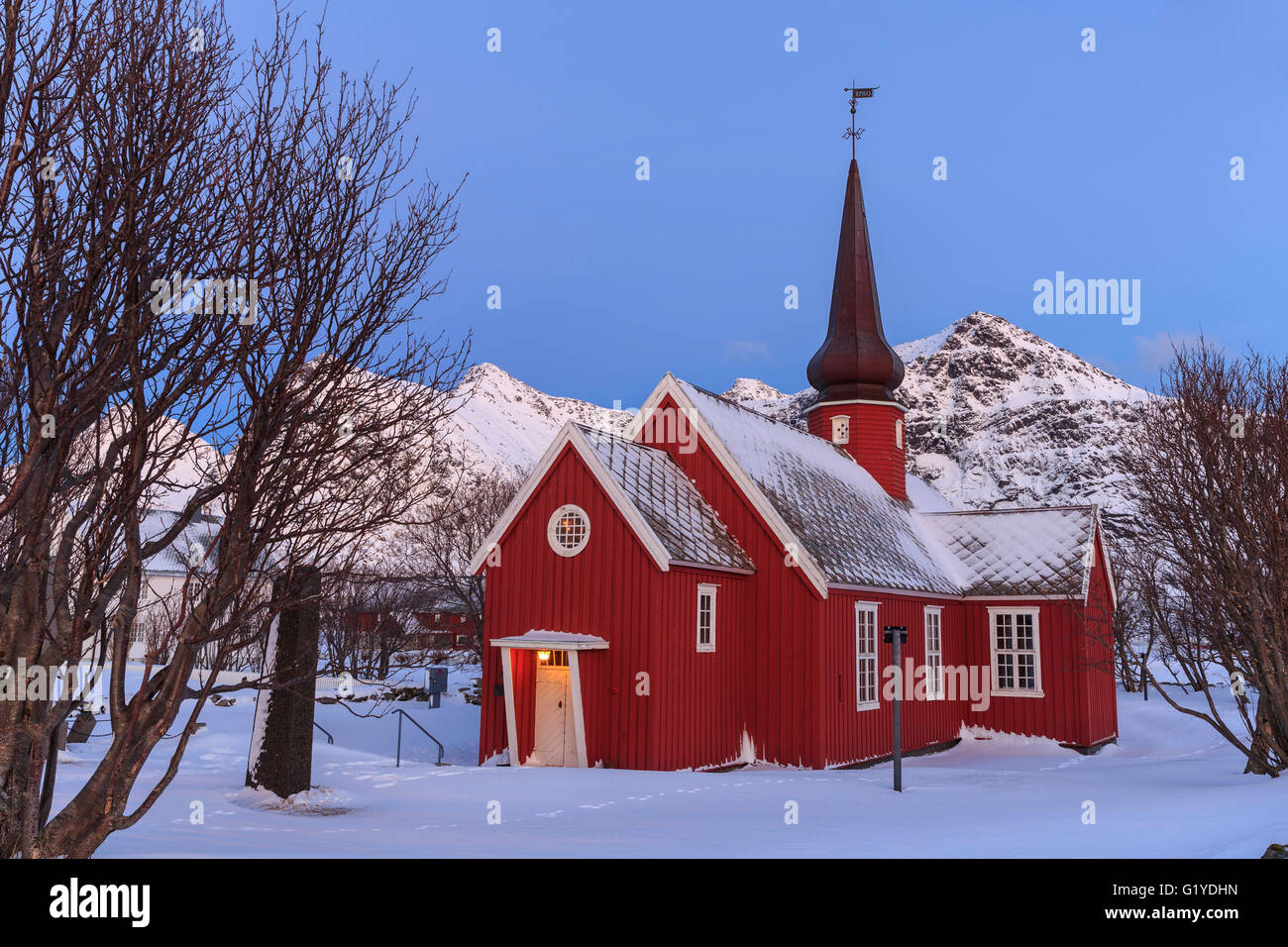 Église dans la neige, flakstad, Lofoten, Nordland, Norvège Banque D'Images