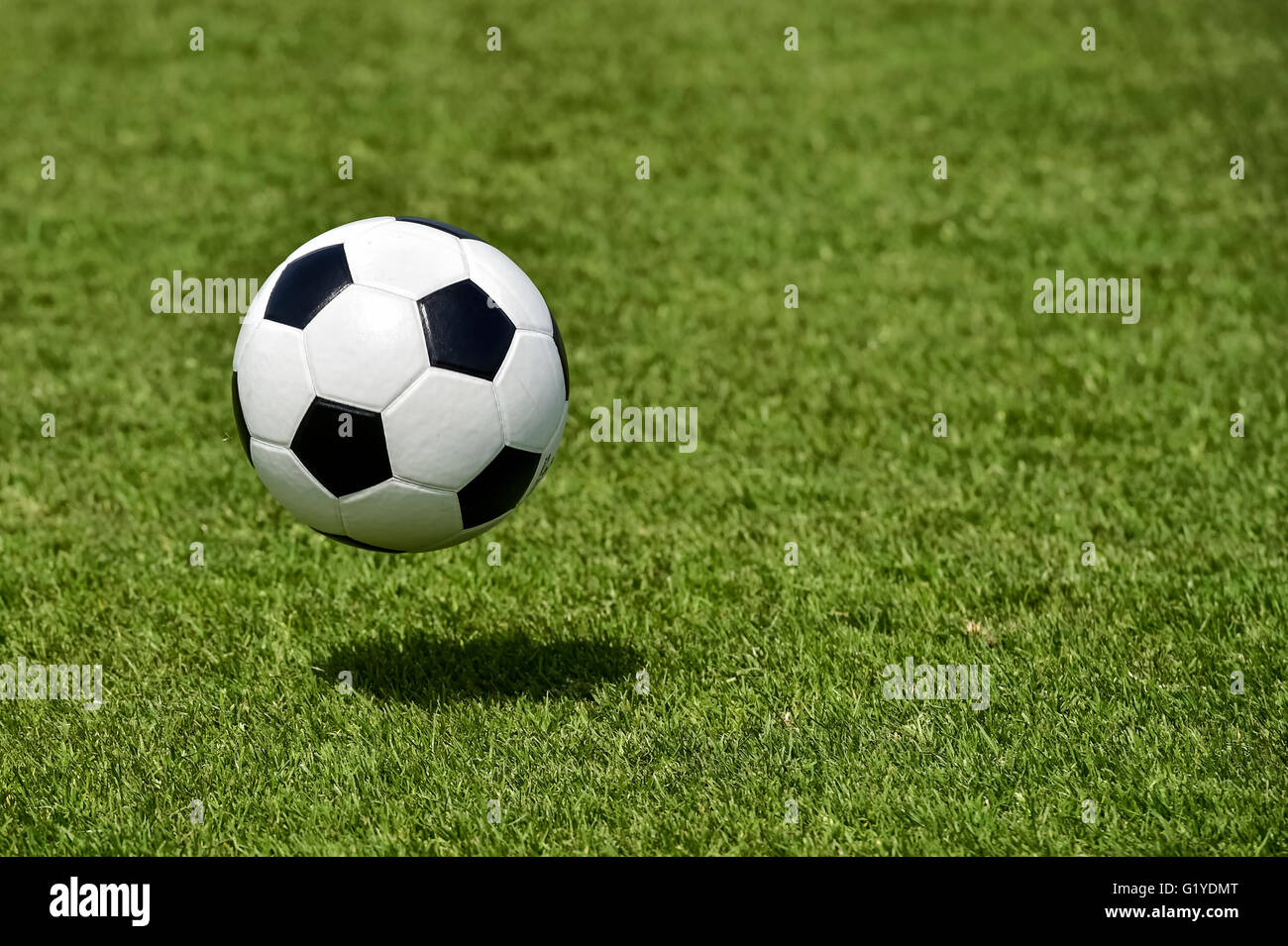 Noir blanc d'effacement soccer, balle de cuir et de l'herbe Banque D'Images