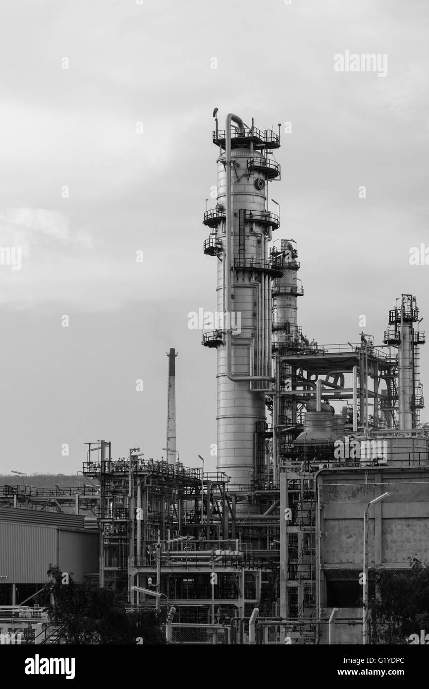 Photo en noir et blanc de l'usine de raffinerie de pétrole Banque D'Images