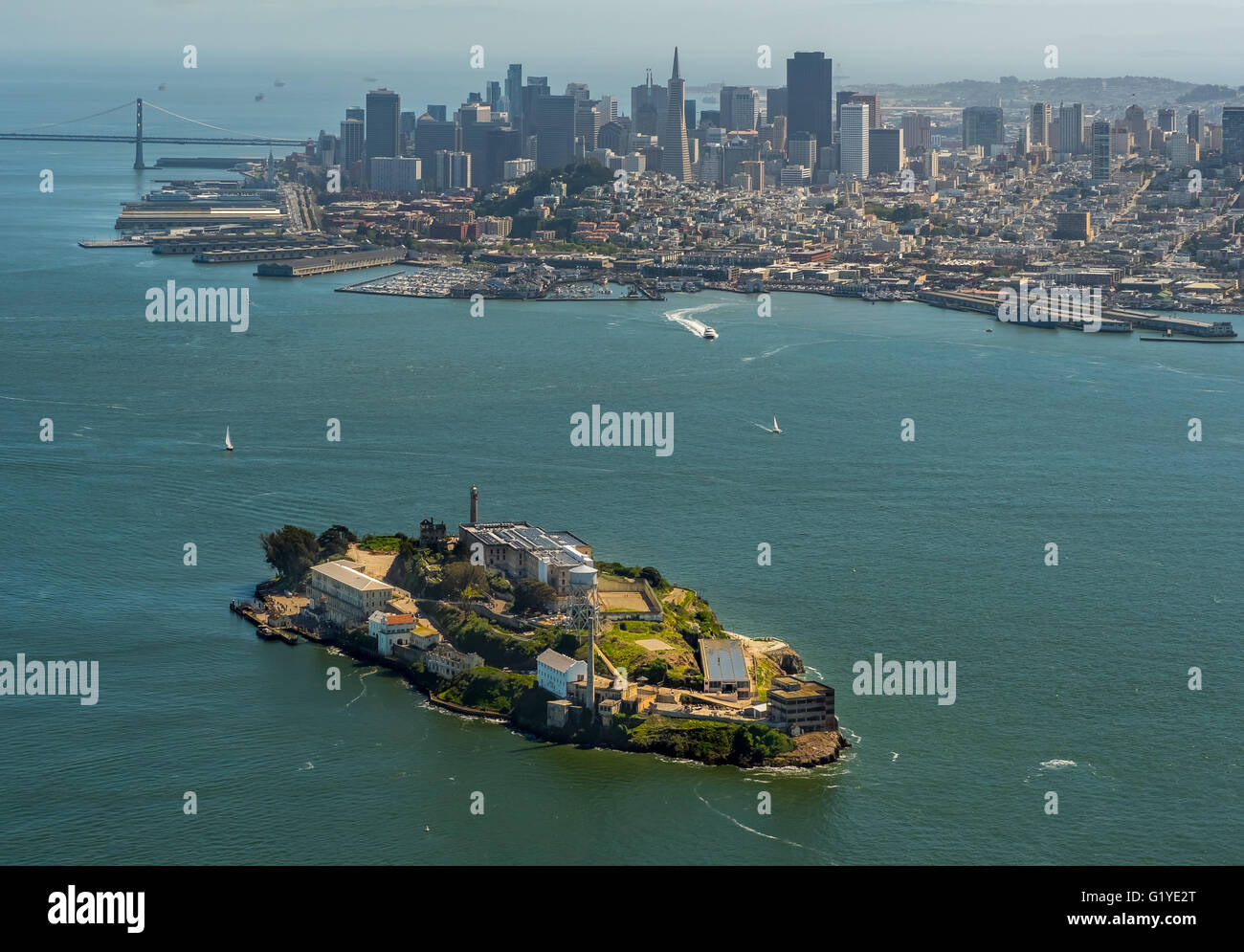 Vue aérienne, Alcatraz, Alcatraz prison island avec phare et San Francisco en arrière-plan, San Francisco Banque D'Images