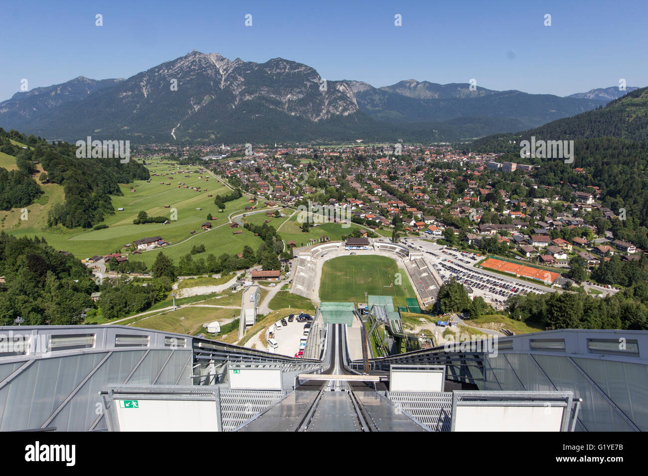 Tremplin olympique, vue du haut du saut à Ski Hill , District de Garmisch-Partenkirchen, Bavière, Allemagne Banque D'Images