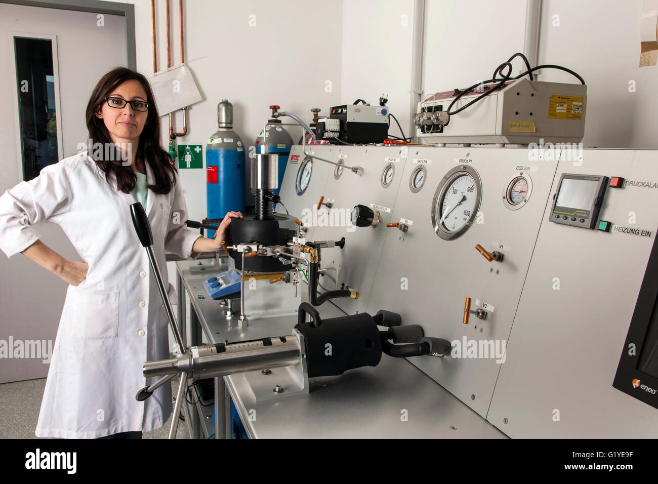 Géologue à l'appareil à haute pression dans le laboratoire. Banque D'Images