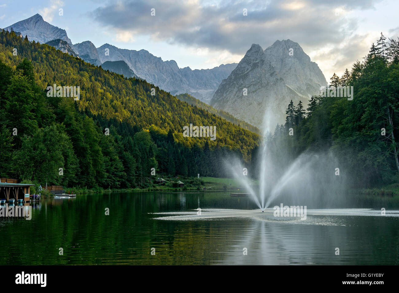 Rießersee avec fontaine, montagnes Alpspitze, Höllentorkopf, Schwarzkopf, central et intérieur Höllentalspitze Banque D'Images