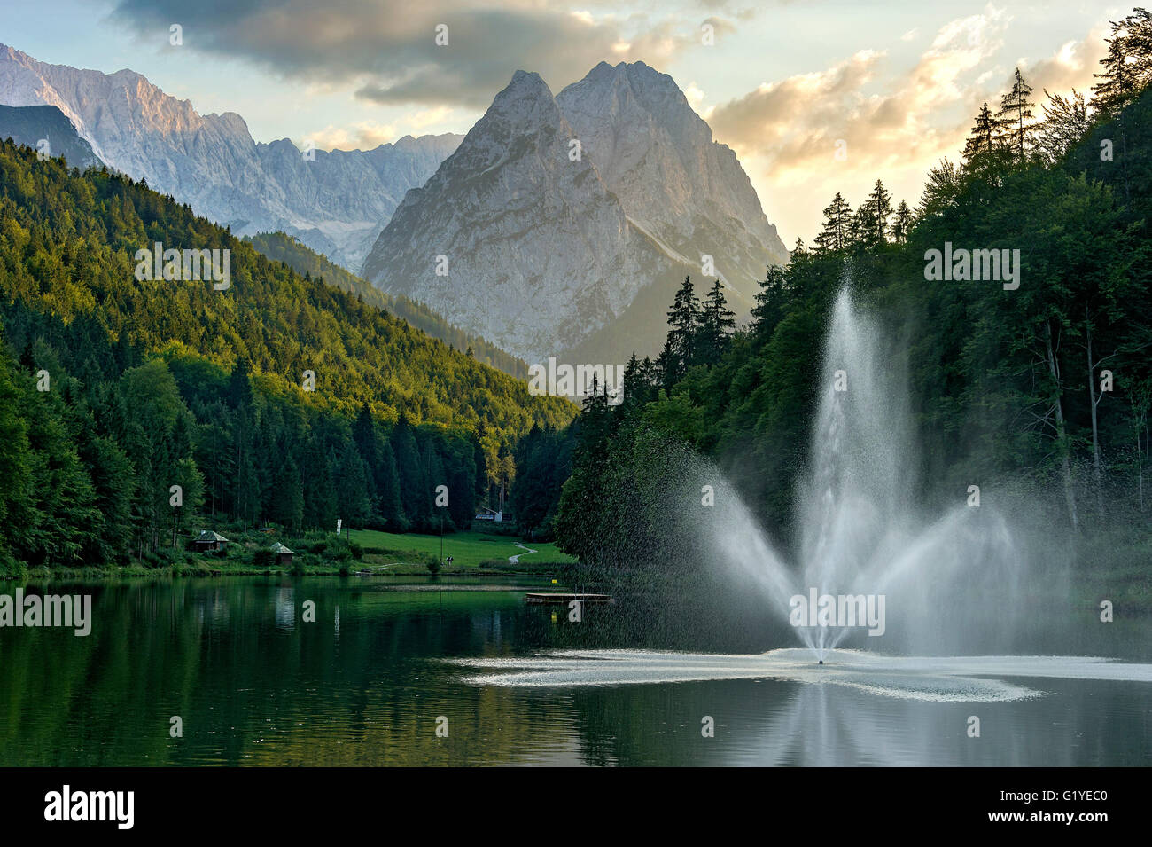 Rießersee avec fontaine, montagnes Schwarzkopf, central et intérieur Höllentalspitze avant, et Big Waxenstein, riez Banque D'Images