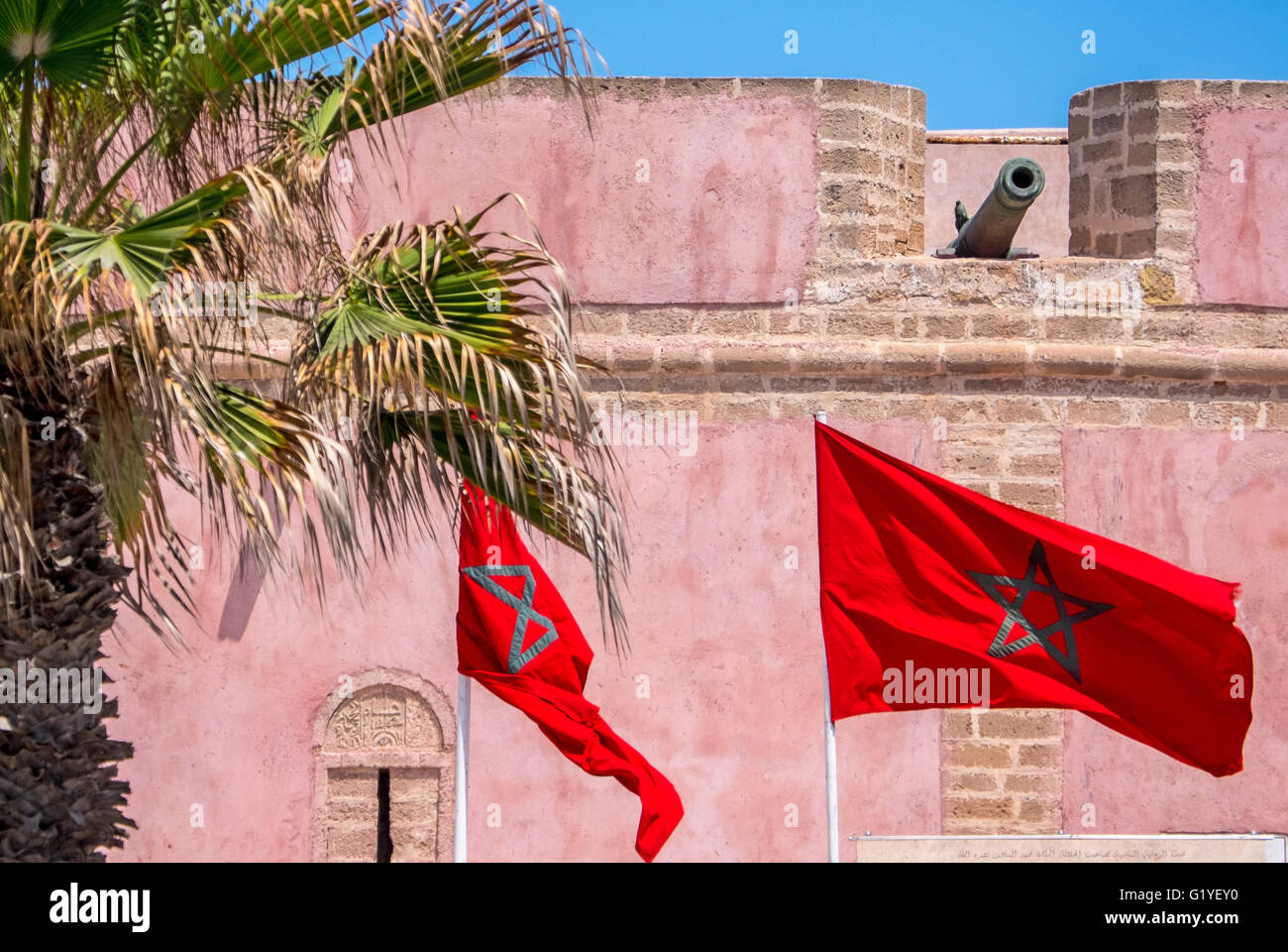 Drapeaux marocains, à côté des remparts Essaouira Maroc Banque D'Images