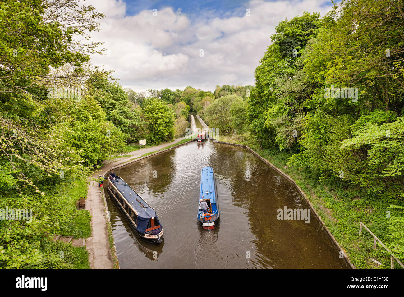 Narrowboats dans le canal de Llangollen, construit par Thomas Telford, la manœuvre avant de traverser l'Aqueduc de Chirk, qui chevauche.. Banque D'Images