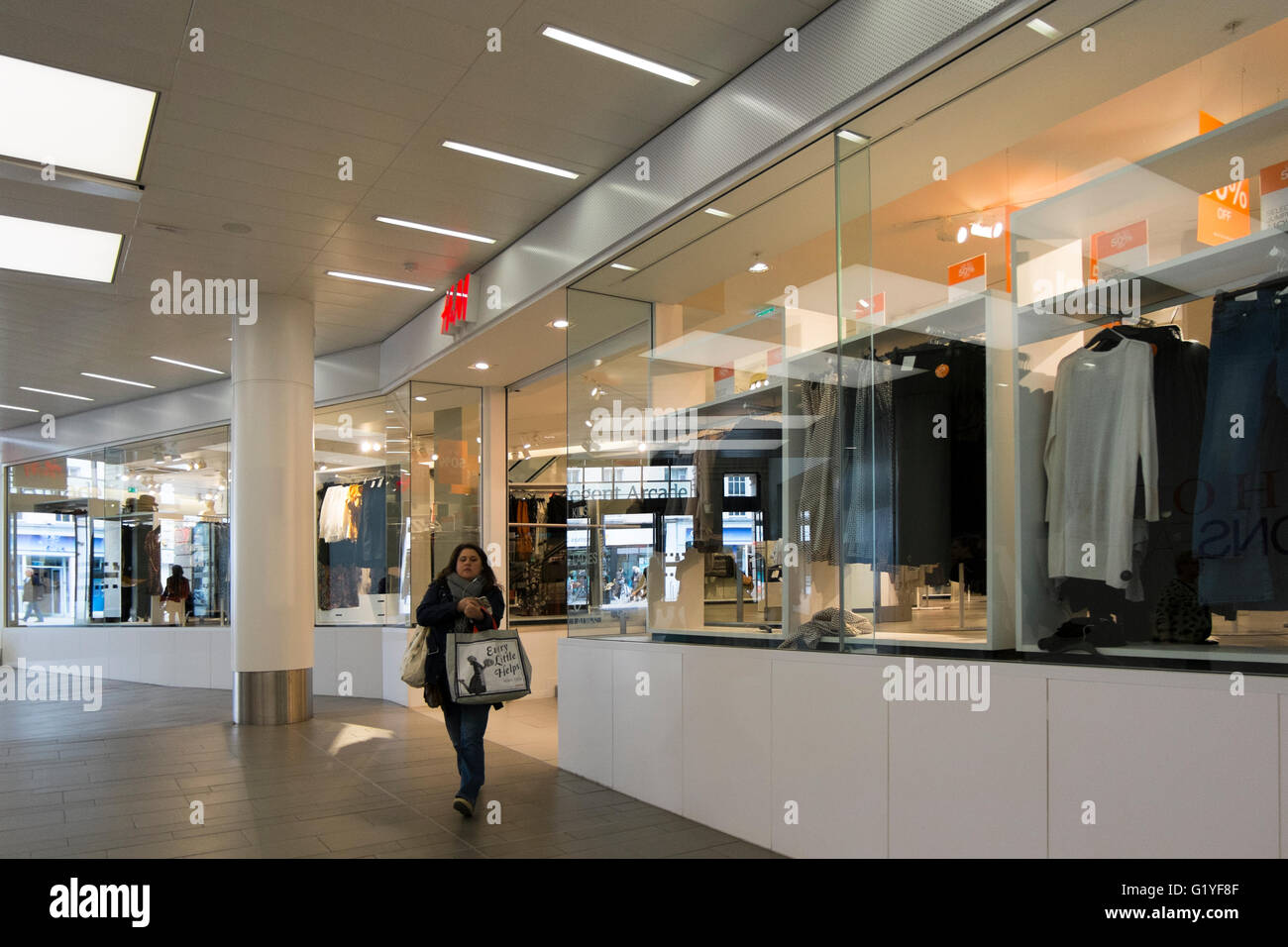 H & M magasin de vêtements à Regent Arcade, Regent Street à Cheltenham, Gloucestershire, Royaume-Uni Banque D'Images