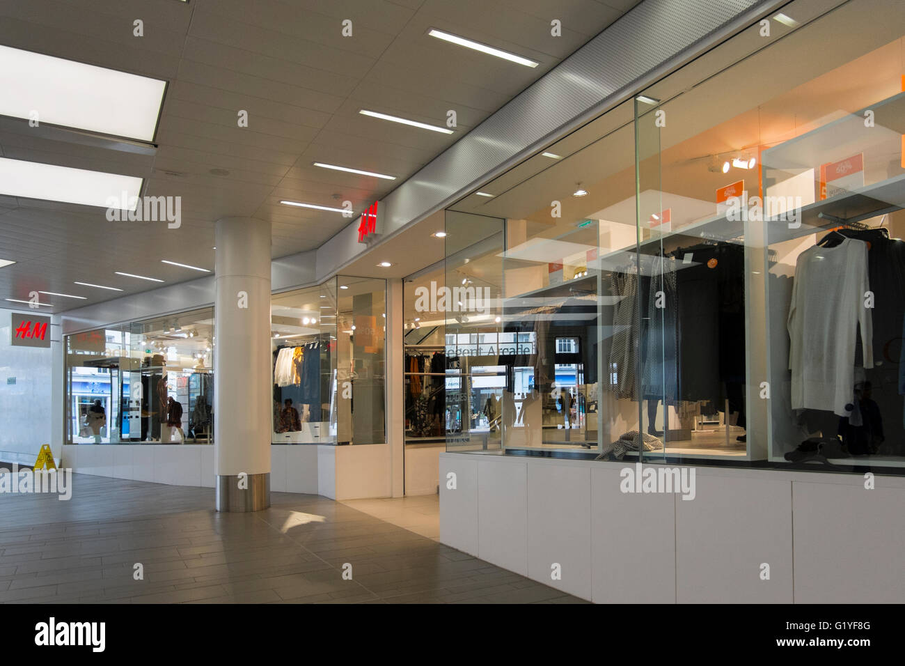 H & M magasin de vêtements à Regent Arcade, Regent Street à Cheltenham, Gloucestershire, Royaume-Uni Banque D'Images