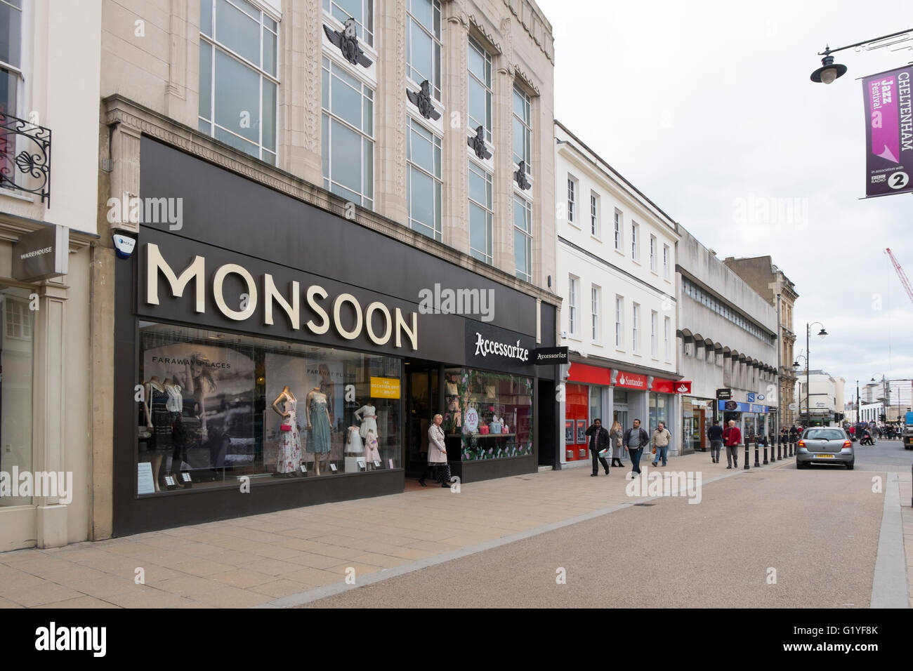 Magasin de vêtements mousson dans la rue à Cheltenham, Gloucestershire, Royaume-Uni Banque D'Images