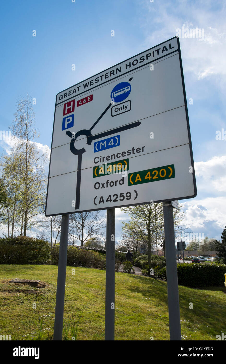 Panneau indiquant la direction de ministères et d'itinéraires à partir de la Great Western Hospital à Swindon, Wiltshire, Royaume-Uni Banque D'Images