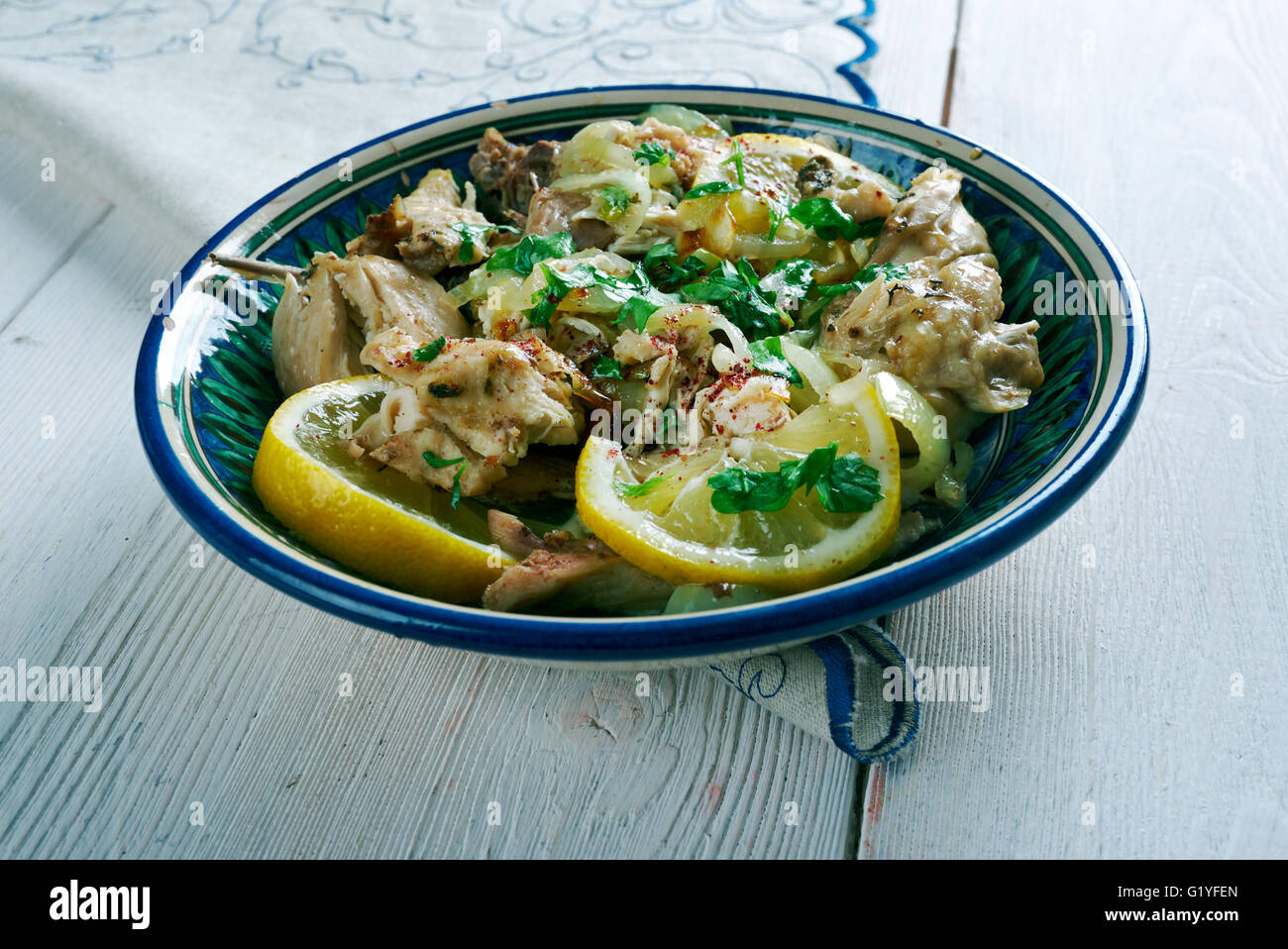 Poulet marocain - Placez l'oignon, persil, coriandre, jus de citron, l'ail, le cumin Banque D'Images