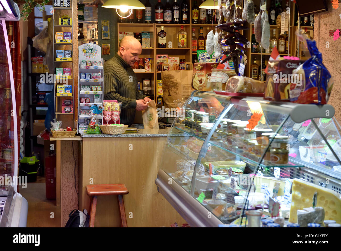 L'intérieur d'un petit fromage et vins food store (Au Panier) Savoyard à Aix-les-Bains, France Banque D'Images