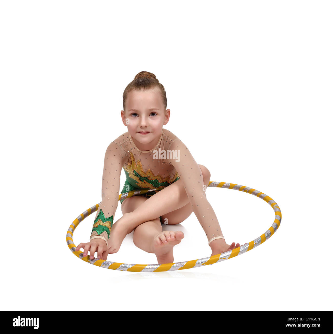 Jeune fille-gymnast with hula hoop isolated on white Banque D'Images