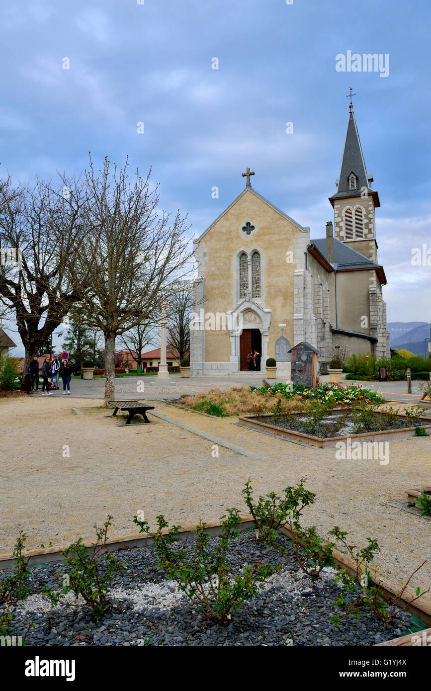 La place de la Communauté et l'Église catholique locale Eglise Saint-Martin, Vieugy, France, près d'Annecy Banque D'Images