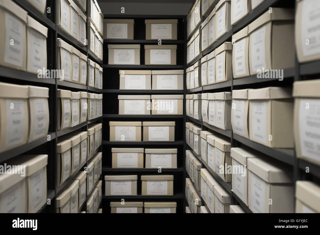 Dépôt d'archive de stockage étagères noires avec des boîtes bureau blanc fichier carte cabinet laboratoire preuves. Banque D'Images