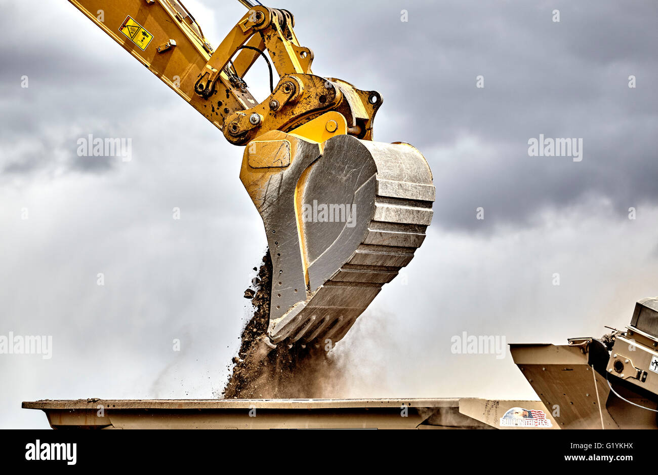 L'industrie de la construction de l'équipement lourd déménagement pelle à gravier avec un ciel orageux carrière de chantier Banque D'Images