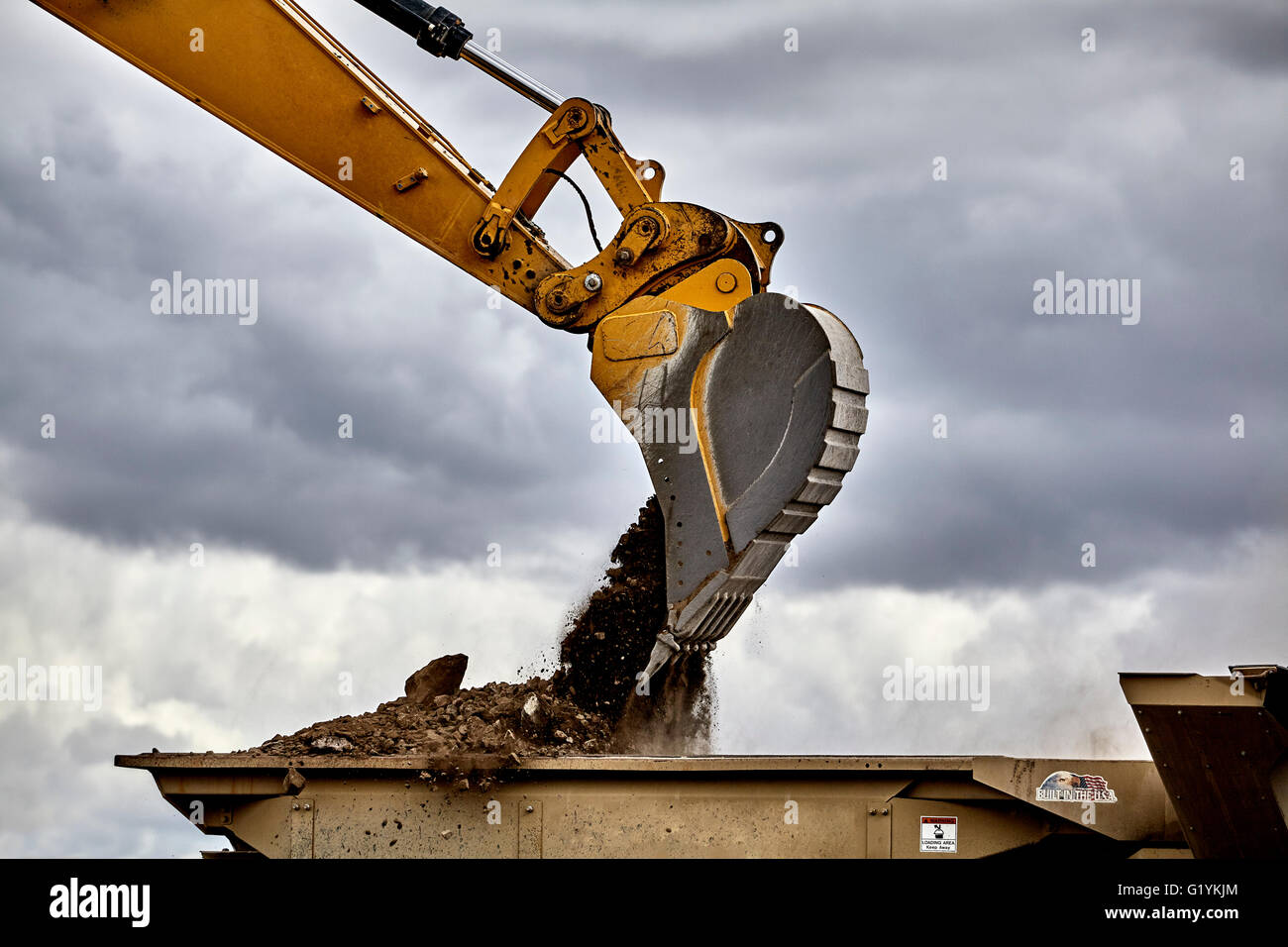 L'industrie de la construction de l'équipement lourd déménagement pelle à gravier avec un ciel orageux carrière de chantier Banque D'Images