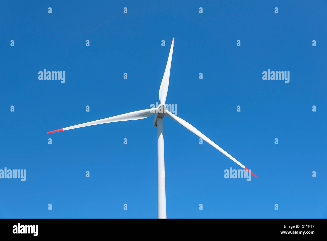 Power Generation éoliennes contre le ciel bleu avec des nuages. Banque D'Images