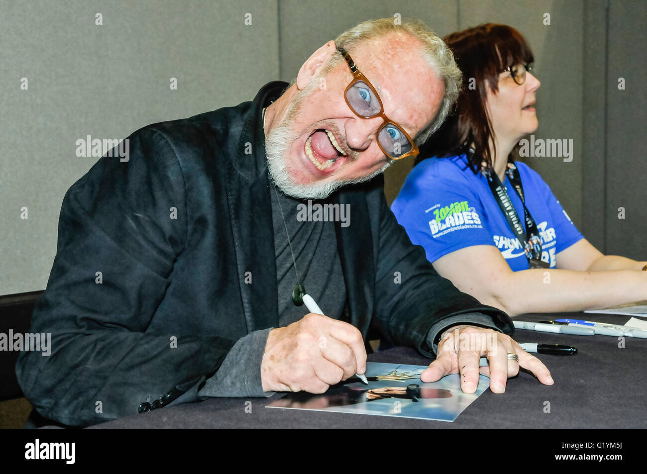 L'acteur américain Robert Englund, célèbre pour avoir joué Freddie Krueger dans Nightmare on Elm Street série de films, signe des autographes au Comicon Belfast, en Irlande du Nord, 14 mai 2016 Banque D'Images