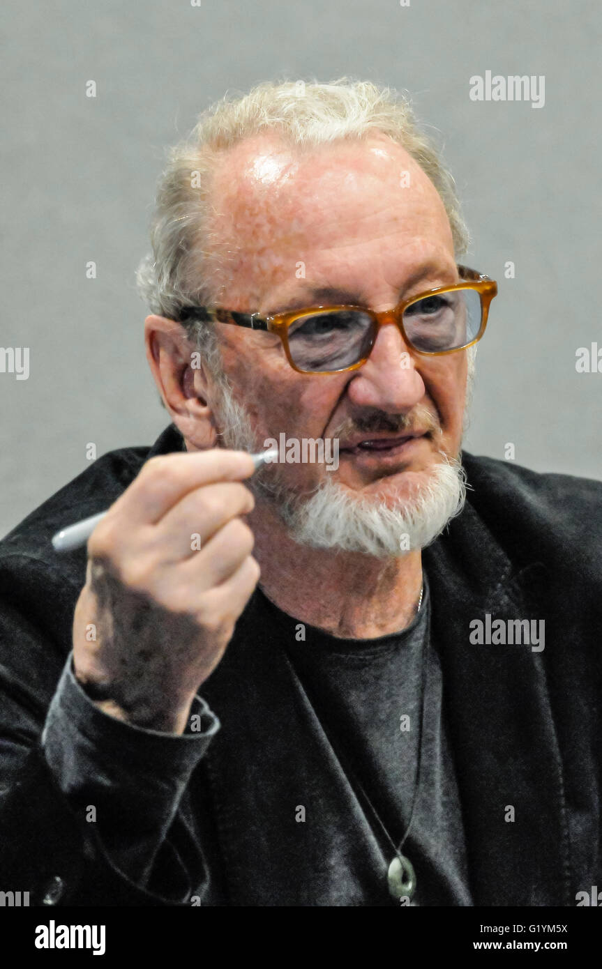 L'acteur américain Robert Englund, célèbre pour avoir joué Freddie Krueger dans Nightmare on Elm Street série de films, signe des autographes au Comicon Belfast, en Irlande du Nord, 14 mai 2016 Banque D'Images